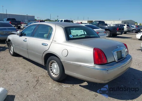 2002 Lincoln Town Car Executive from USA, damaged, VIN 1LNHM81W72Y632938